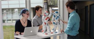 Photo d'étudiants avec robots NAO